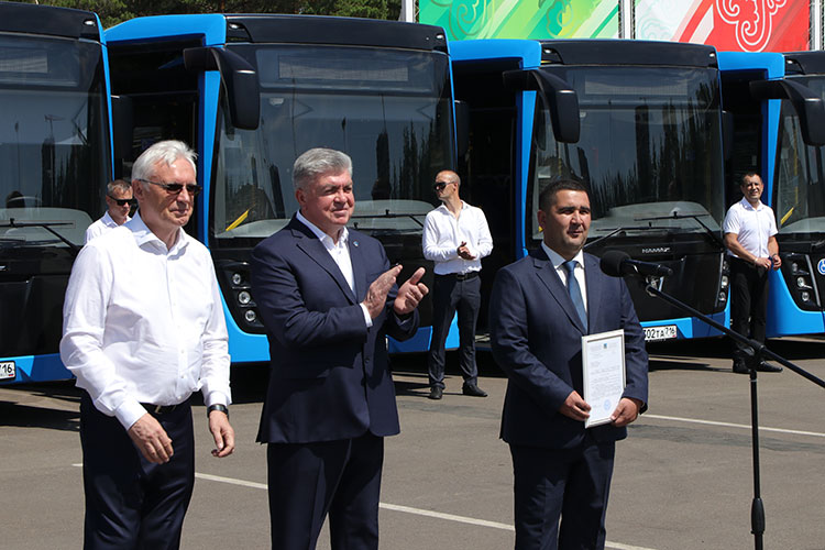 Осматривая новенькие автобусы небесно-синего цвета, Магдеев и Когогин светились счастьем и тепло отзывались друг о друге. Получается, неприятное прошлое забыли, теперь — новая страница?