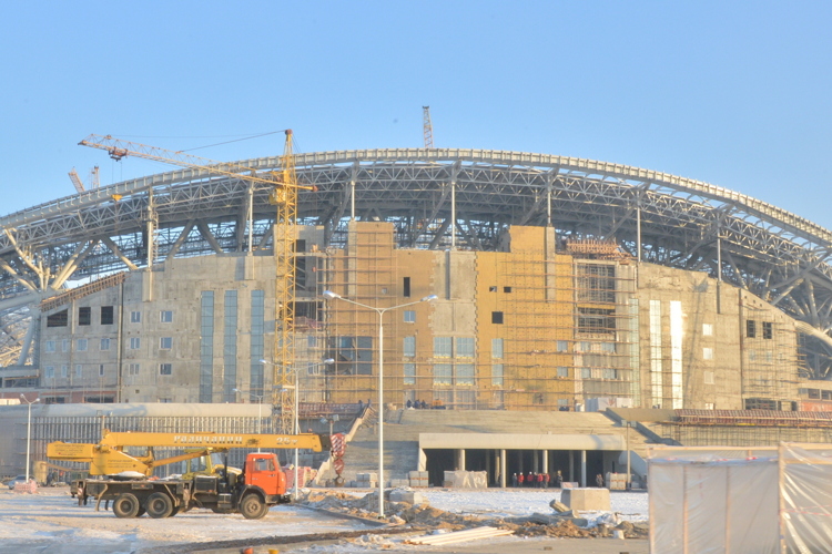 Самая тяжёлая стройка Универсиады — это, несомненно, «Казань Арена». Стадионов такого масштаба не строили в России со времён «Лужников», так что опыта в этом деле не хватало как в республике, так и в целом по стране.