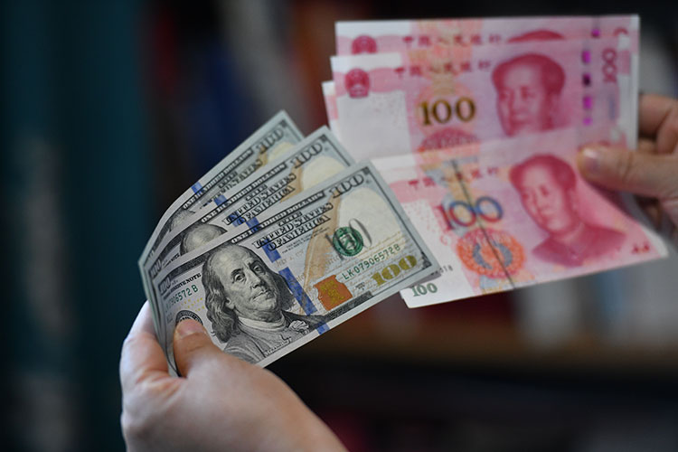 Что бы мы ни говорили — ради эффективности своей экономики, Китай давным-давно привязал юань к доллару при заниженном курсе, и с тех пор придерживается этой линии. Картинка по юаню гораздо яснее, чем по рупии