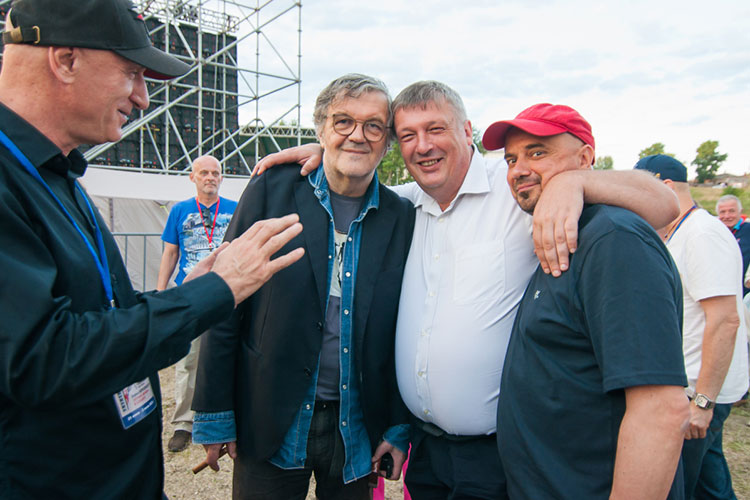 На фото слева направо: Режиссер, музыкант Эмир Кустурица, пианист Борис Березовский и поэт Влад Маленко