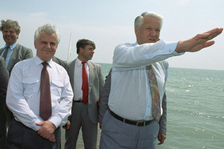 «Еще 6 апреля 1992 года президент Украины Леонид Кравчук заявил, что Черноморский флот является собственностью Украины. Уже через день президент России Борис Ельцин объявил, что ЧФ принадлежит России»