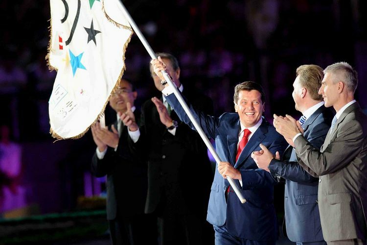 Мэр Казани Ильсур Метшин принимает флаг Универсиады на церемонии закрытия игр-2011 в Шэньчжэне