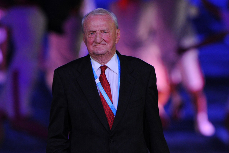 Джордж Киллиан, который руководил ФИСУ с 1999 по 2011 года, был ветераном Второй мировой войны