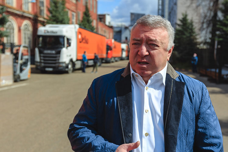 Растут позиции депутата Госдумы Ирека Богуславского (5-е место), который по-прежнему активно помогает Донбассу — туда отправилась уже не одна фура с гуманитарной помощью