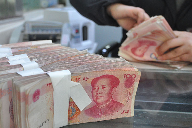 «Помните, как валютные вклады появлялись? Сначала это была редкость, экзотика, а потом стало обыденностью. То же самое будет с юанем. Он намного стабильнее рубля, но до доллара недотягивает»
