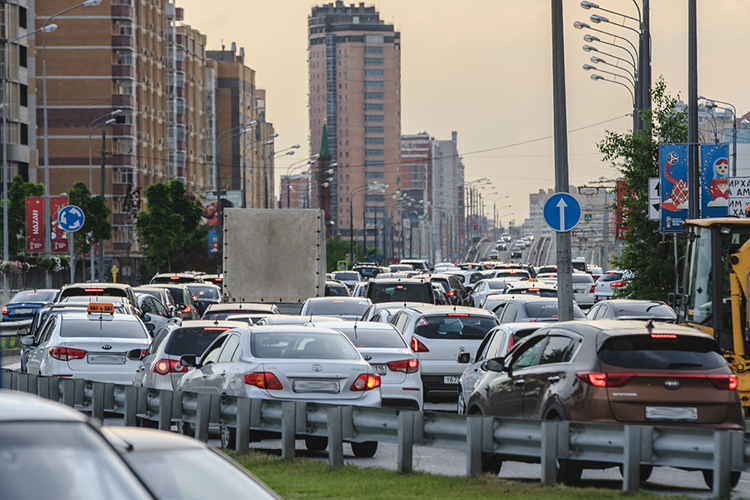 У обновленной дорожной сети появилась и обратная сторона в виде роста автомобилизации. Площадь городских дорог Казани с 2005-го увеличилась вдвое до 22 млн кв. м, а число машин за те же 17 лет выросло втрое с 135 тыс. до 450 тысяч