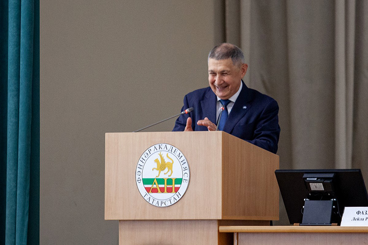 Минниханов начал выступление на татарском языке, в это время на экране высветился смысловой перевод его речи. Затем он зачитал целую программную речь о развитии Академии наук РТ по-русски