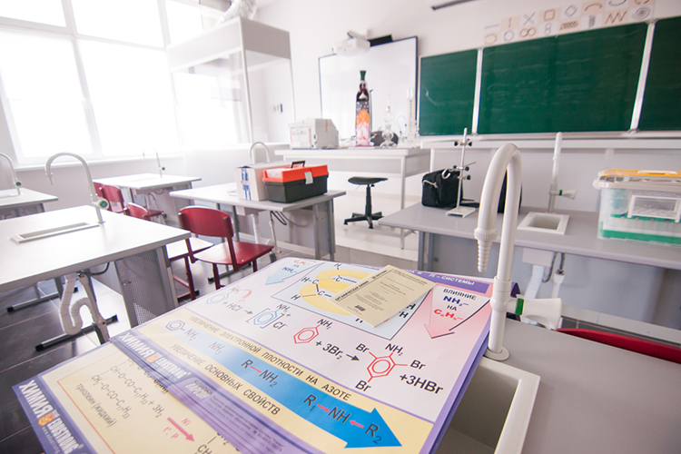 «Окружающая обстановка влияет на настроение учащегося. Оснащенность лаборатории кабинетов физики и химии, компьютерных классов — всё это важно»