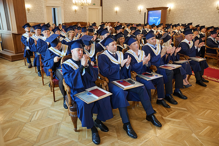 Программа MBA длится два года и представляет собой востребованную систему управленческих знаний, которую менеджмент компаний и организаций может сразу применять в своей практической деятельности