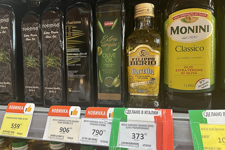 Скудным в этот раз был выбор оливкового масла. Самый выгодный вариант в «Бахетле» продавался за 373 рубля объемом 250 мл прямиком из Италии. Скидок практически не предлагалось