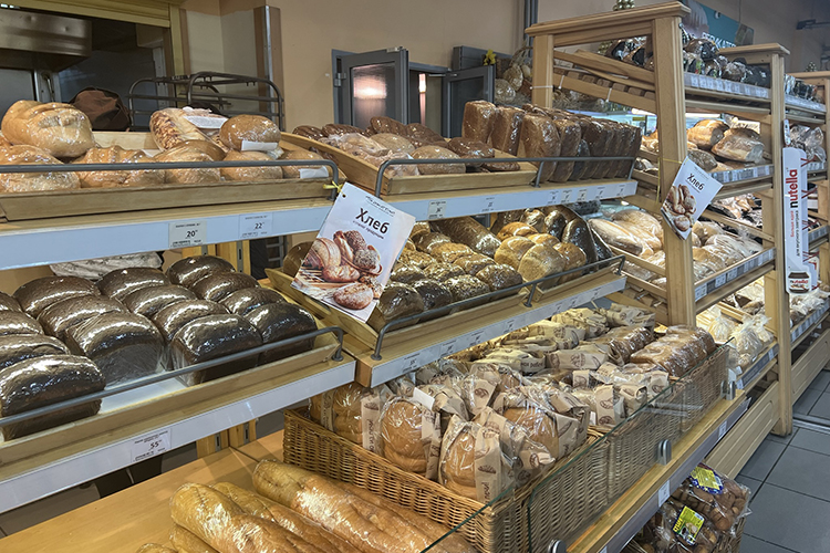 Не везде получается удержать цены на хлеб. В «Бахетле» на полки вернулся бородинский хлеб собственного производства за 55 рублей. По сравнению с декабрем цена, конечно, упала