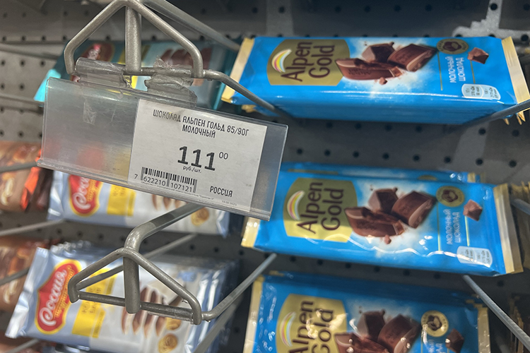 В корзине «Бахетле» подорожал молочный шоколад Alpen Gold: плитка продавалась за 111 рублей, хотя в декабре она стоила 59,90 (+85,3%), а в июне прошлого года — 79,90 (+38,9%)