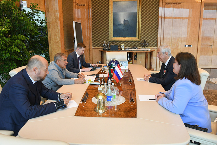 Минниханов поблагодарил собеседника за большой вклад в развитие сотрудничества Татарстана и Турции в рамках российско-турецких отношений, назвав Турецкую Республику «нашим стратегическим партнером»
