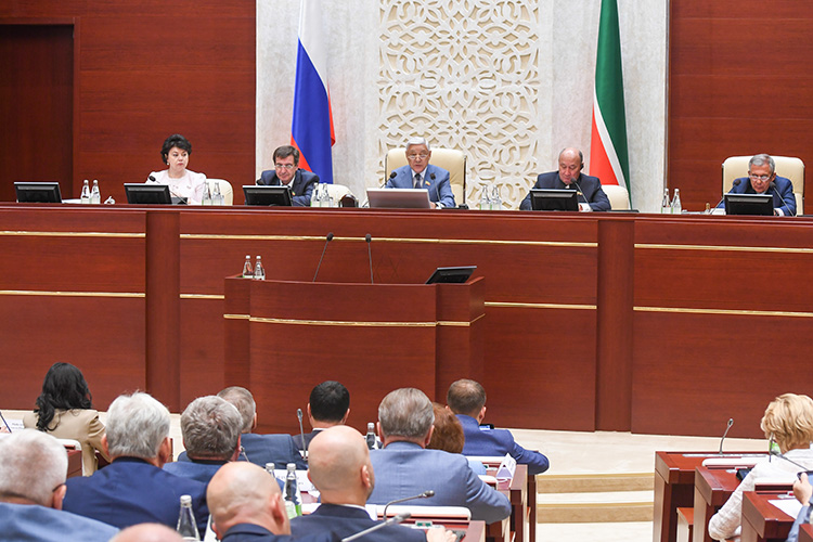 Президент Татарстана Рустам Минниханов подписал закон об учреждении Конституционного совета РТ в середине июня. Он предусматривает, что в состав совета входит три человека