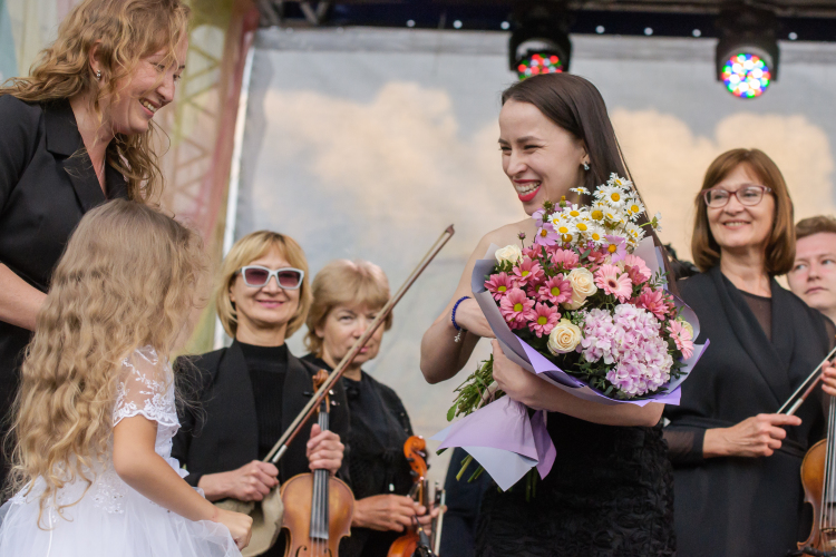 «Айгуль (на фото с букетом)— потрясающая певица, я болел за нее на прошлом конкурсе Чайковского. Мы общаемся, когда видимся в театре, но спеть вместе пока не довелось»