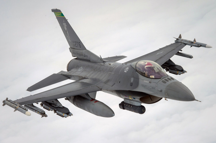 «F-16 — хороший самолет, может нести ядерное оружие»