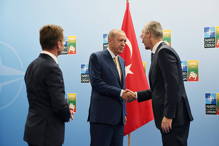 Несомненно, одним из главных ньюсмейкеров минувшей недели стал президент Турции Реджеп Тайип Эрдоган. На недавно прошедшем саммите НАТО в Вильнюсе он явно находился в центре внимания, хотя повестка дня как будто и не касалась Турции