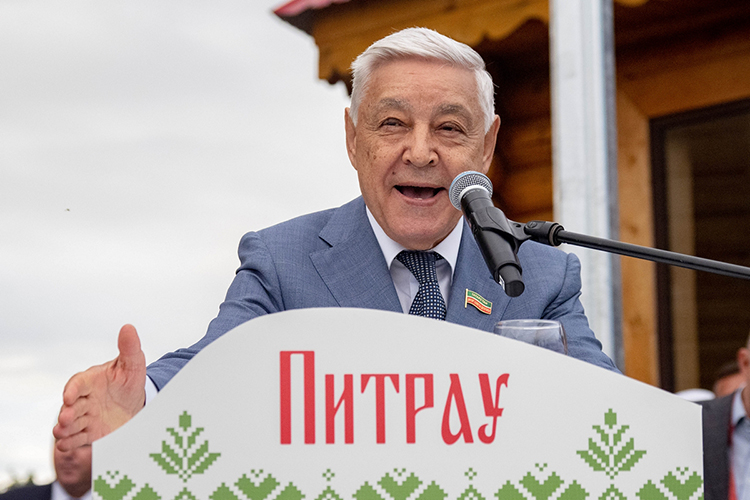 Председатель Госсовета РТ  Мухаметшин имел полное право со сцены особо поблагодарить отцов-основателей «Питрау» — Егорова и Иванова