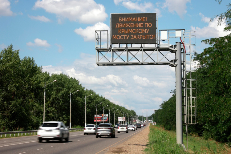 Около четырех часов утра глава Крыма Сергей Аксенов сообщил, что движение через Крымский мост остановили из-за чрезвычайного происшествия в районе 145-й опоры