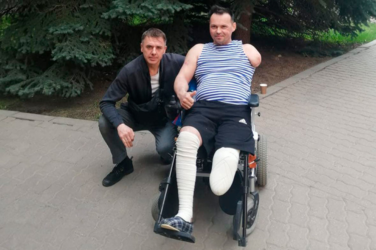 Сергей с актером Игорем Петренко в госпитале