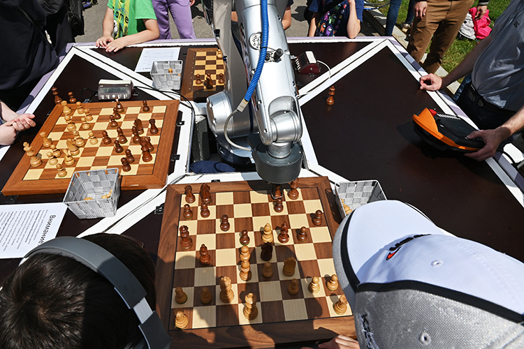 «Проблема в том, что искусственного интеллекта не существует, — заявил профессор. — Может машина обыграть чемпиона мира в шахматы? Может. Можно ли ее назвать искусственным интеллектом? Нет. Это чистое жульничество с этими машинами!»