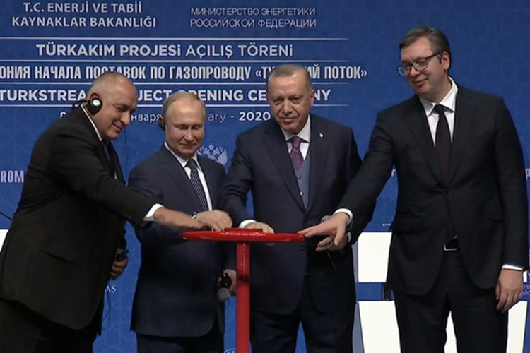 «Путины и Эрдоган запустили целый ряд достаточно серьезных для двусторонних отношений проектов. Это „Турецкий поток“, атомная электростанция „Аккую“, в конце концов это поставки С-400 и разговор о создании на территории Турции газового хаба»