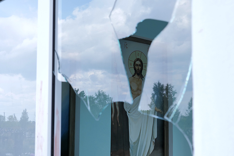 Неизвестные также разбили окно в часовне, расположившейся посередине кладбища