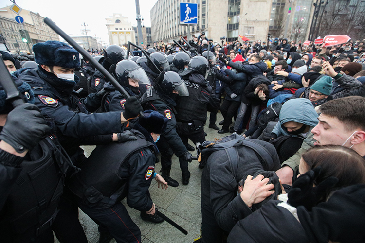Новиков уже попадал  в поле зрения силовиков: его задержали на одном из зимних митингов в Казани два года назад