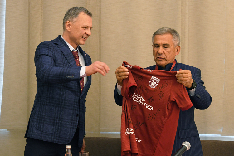 Минниханову вручили футболку «Рубина» с автографами команды