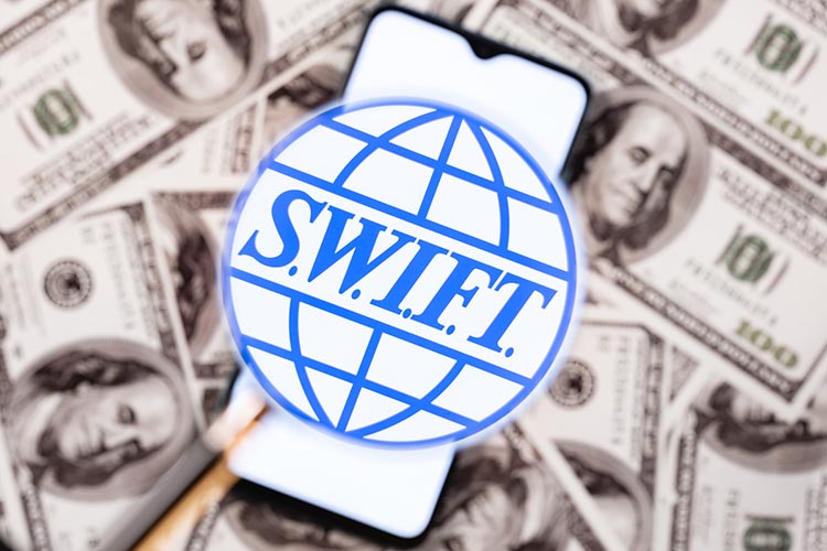 «Если пункт, связанный с восстановлением подключения российских банков к SWIFT будет выполнен, соответственно, потоки долларов, которые должны будут поступать в Российскую Федерацию, легализуется, возможны и другие шаги в этом направлении»