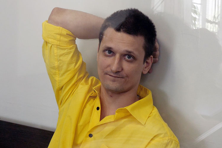 Уроженец Чистополя 29-летний Арсений Глебов оказался под конвоем в наручниках в коридоре Вахитовского райсуда накануне в обед
