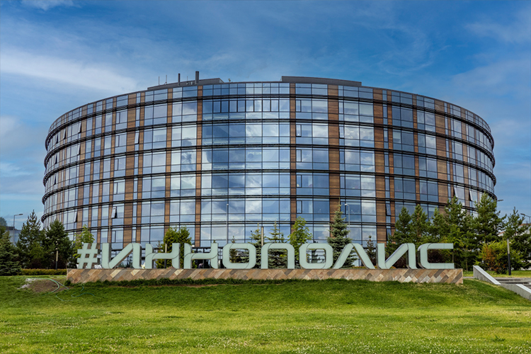Воспользовавшись теплыми деньками,  можно отправиться в мини-тур в самый молодой город России и самый технологичный город Татарстана — Иннополис. Ему всего 8 лет. В городе проживают 7,6 тыс. человек, занятых в IT-сфере