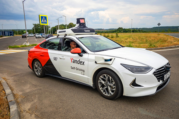 Беспилотное «Яндекс. Такси» тестируется еще с 2018 года. Поездки доступны всем желающим абсолютно бесплатно. Заказать такси можно через приложение