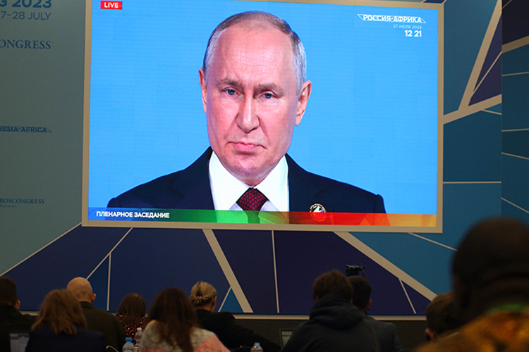 Владимир Путин во время пленарного заседания саммита «Россия — Африка» заявил: «Теперь и Африка готова помогать в решении проблем, находящихся, казалось бы, вне зоны ее первоочередных интересов»»