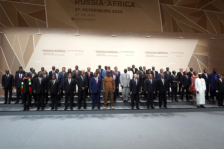 Основной день саммита «Россия-Африка» начался сегодня с совместного фотографирования всех глав делегаций