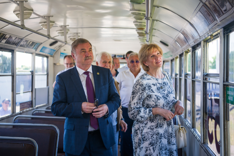 В середине июля на сессии Госсовета РТ министр транспорта и дорожного хозяйства РТ Фарит Ханифов четко дал понять, что не видит необходимости в брутто-контрактах