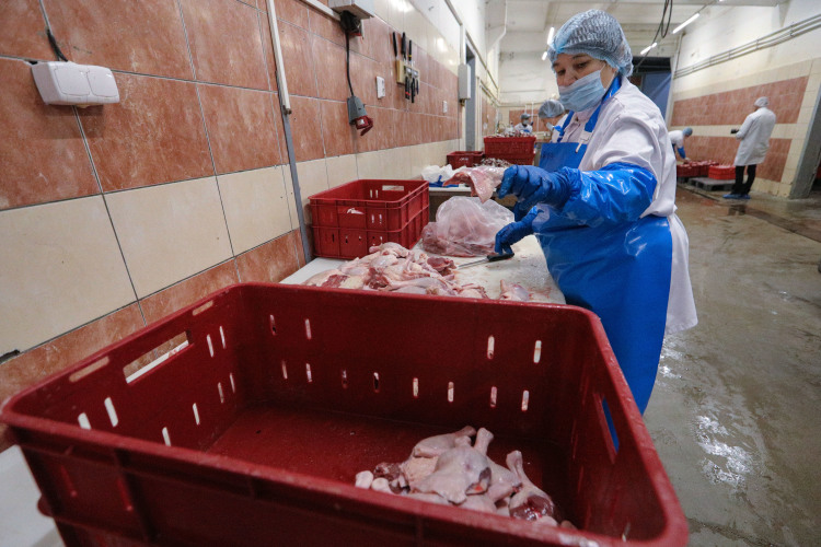 Юшин отмечает и другую причину роста цен — производители не успевают производить больше курятины, «потому что не хватает людей на птицефабриках»
