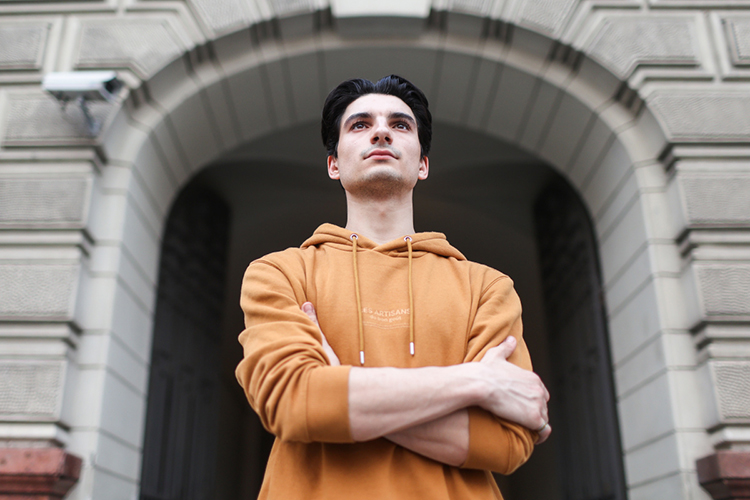 27-летний Алессандро Каггеджи последние 8 лет, по окончании в 2015 году Московской государственной академии хореографии (МГАХ), жил и работал в столице Татарстана