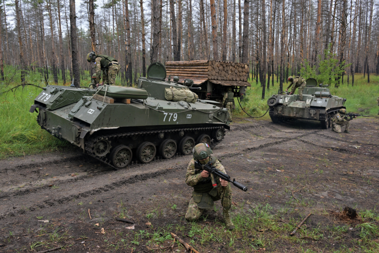 На Донецком фронте российские войска при поддержке артиллерии вели штурмовые действия у Победы и в Марьинке, но не сумели прорвать украинскую оборону