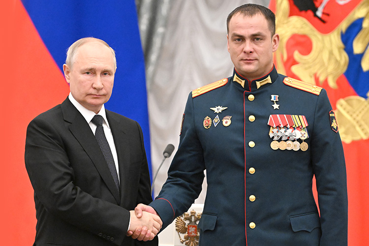 34-летний военный Ирек Магасумов, удостоенный трех Орденов Мужества, получил из рук президента России Владимира Путина звезду Героя России