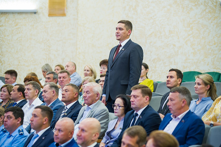 На заседании Магдеев официально представил депутатам нового члена горсовета Марселя Тухватуллина