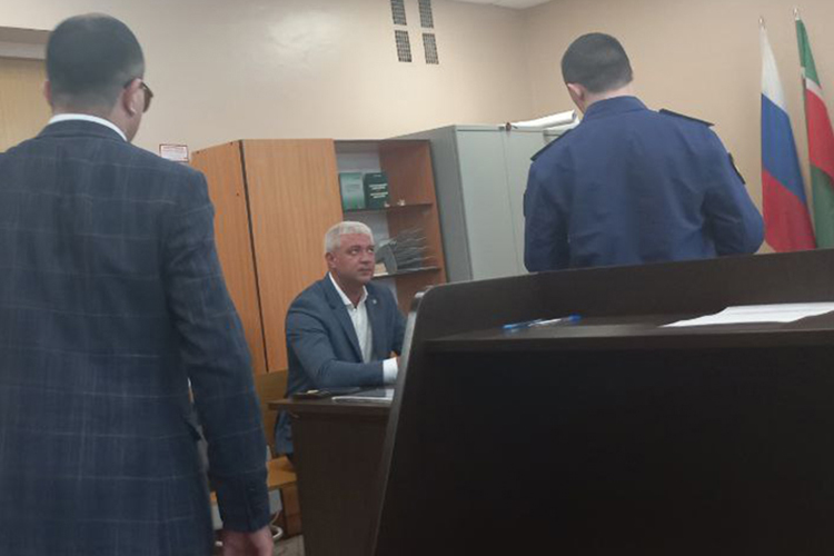 Адвокат Фахретдинова заявил, что вина его подзащитного не доказана, а почему обвинение считает обратное — нужно спрашивать у них. Комментировать свою версию происходящего он отказался