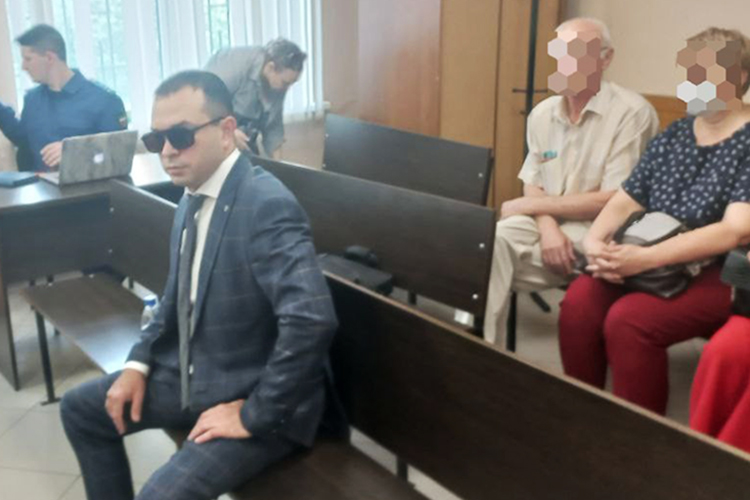 В Вахитовском суде рассматривают дело о коллекторском терроре: задолжавшему микрокредитным организациям пенсионеру МВД и его супруге грозились расправами (на фото слева сам коллектор, справа потерпевшие)
