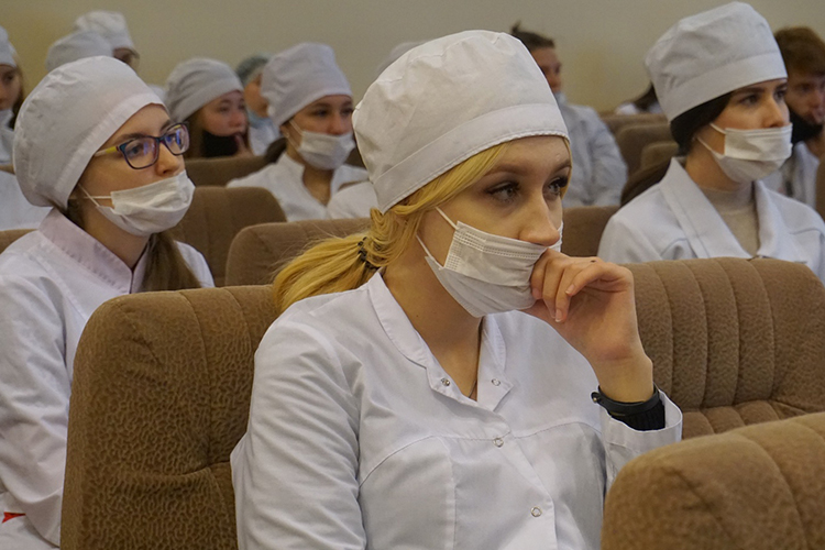 В колледже, которым руководит Хисамутдинова фельдшеров, готовят акушеров, зубных техников, фармацевтов, медсестер, медицинских лабораторных техников на базе среднего общего образования