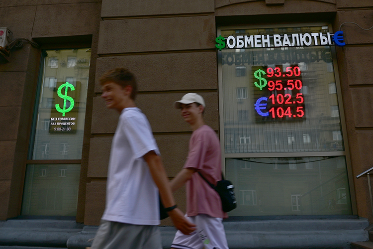 Ослабление рубля на 30% с начала года добавит 1,5–3 процентных пункта к инфляции, считают эксперты