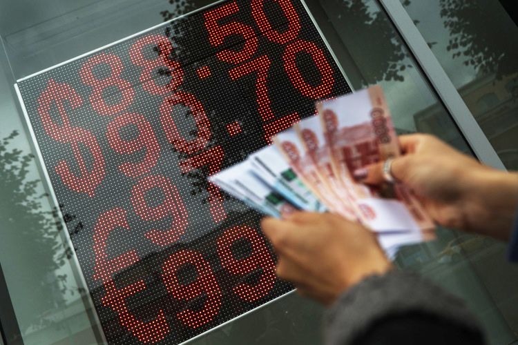 Утром в понедельник, 7 августа, рубль уже «по традиции» обновил свои годовые минимумы. Доллар впервые с марта 2022 года превысил 97 рублей, евро оказался выше 106,6, а китайский юань почти достал 13,5