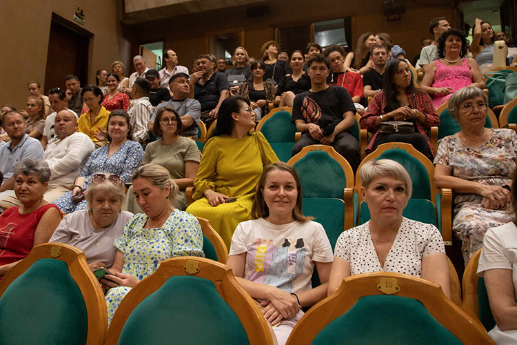 Накануне в Малом зале Татарского государственного академического театра прошло первое собрание труппы после отпуска