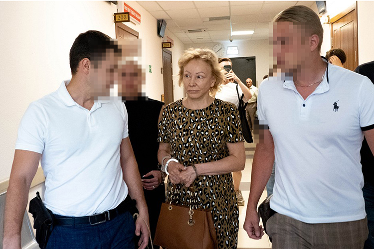 Директор казанского медколледжа 64-летняя Зухра Хисамутдинова шла к залу суда в сопровождении трех вооруженных конвоиров