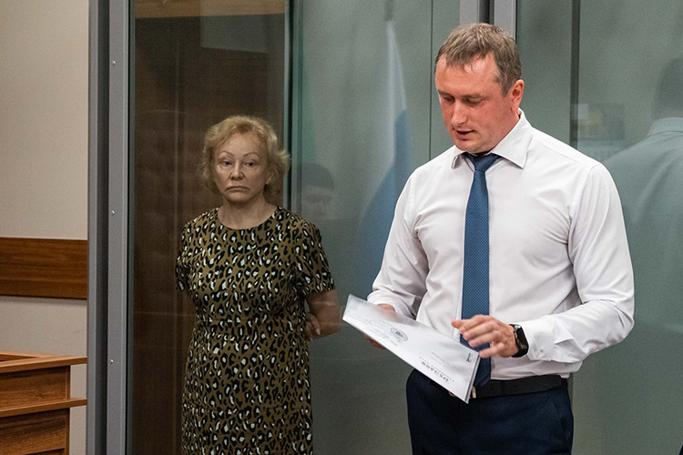 В зале суда Зухру Хисамутдинову проводили в стеклянный «аквариум», где ей уже позволили находиться без наручников
