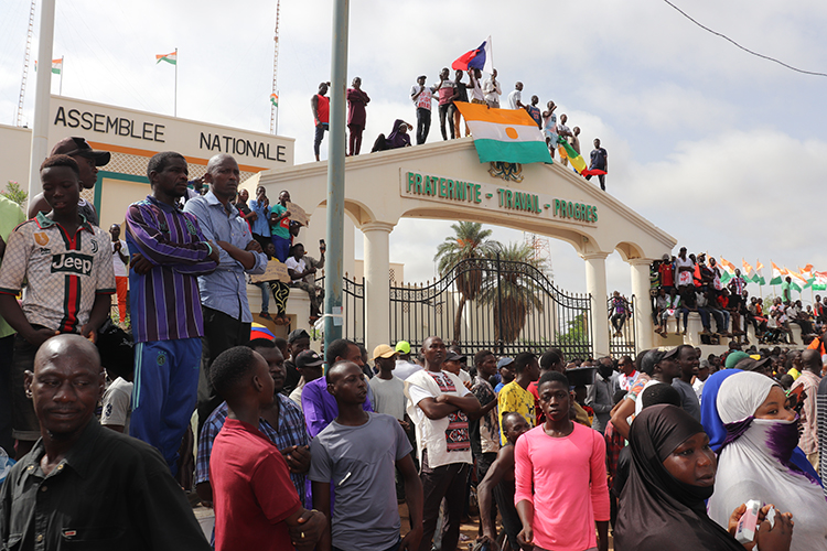 7 августа под влиянием распространившихся слухов о возможном вторжении стран ЭКОВАС в Нигер тысячи жителей вышли на улицы, чтобы продемонстрировать миру, что они поддерживают военных, сместивших Базума